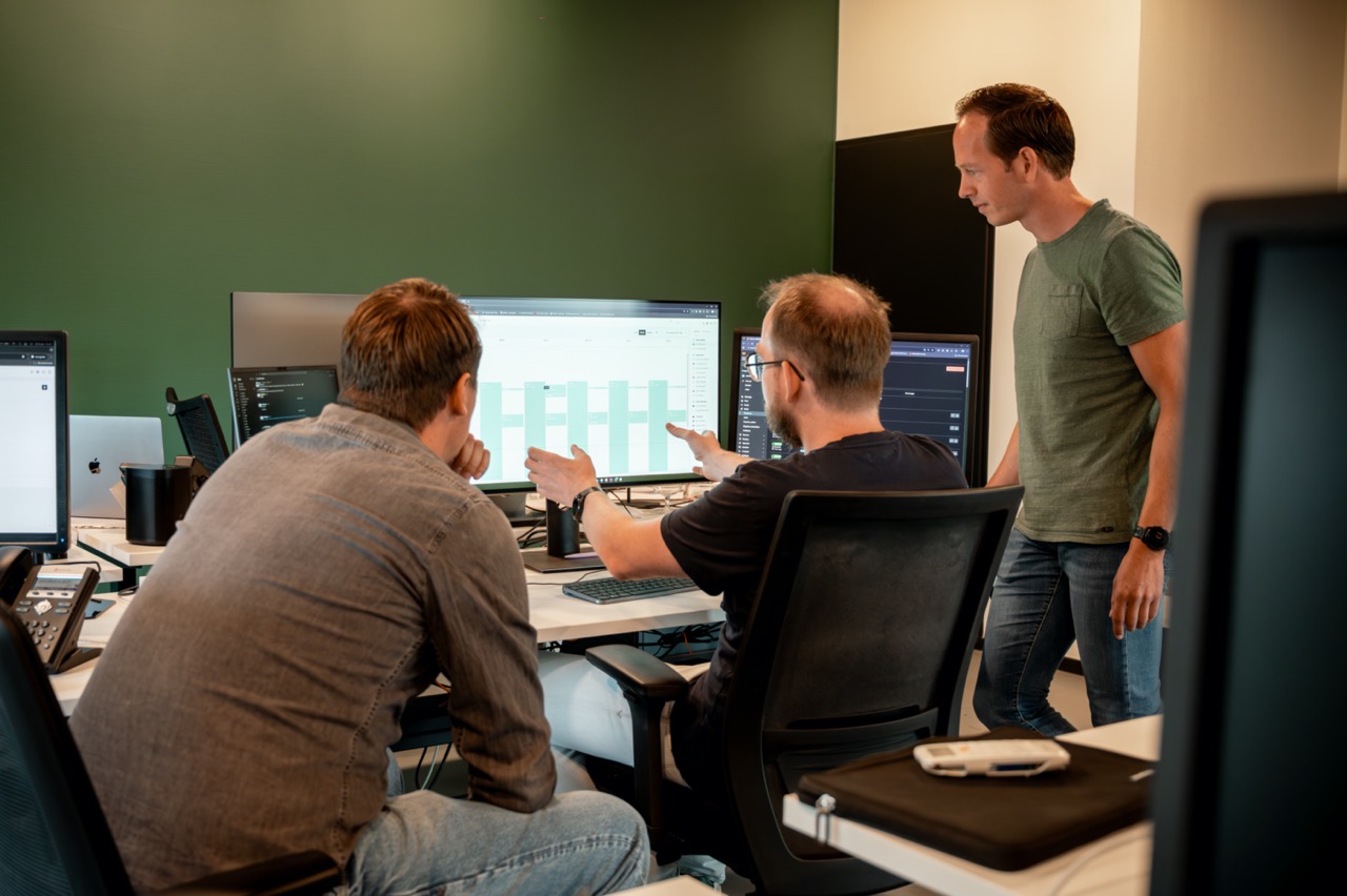 Nick van Clientbox samen met de twee head developers Eric en Leander. Tijdens een interface overleg over Clientbox
