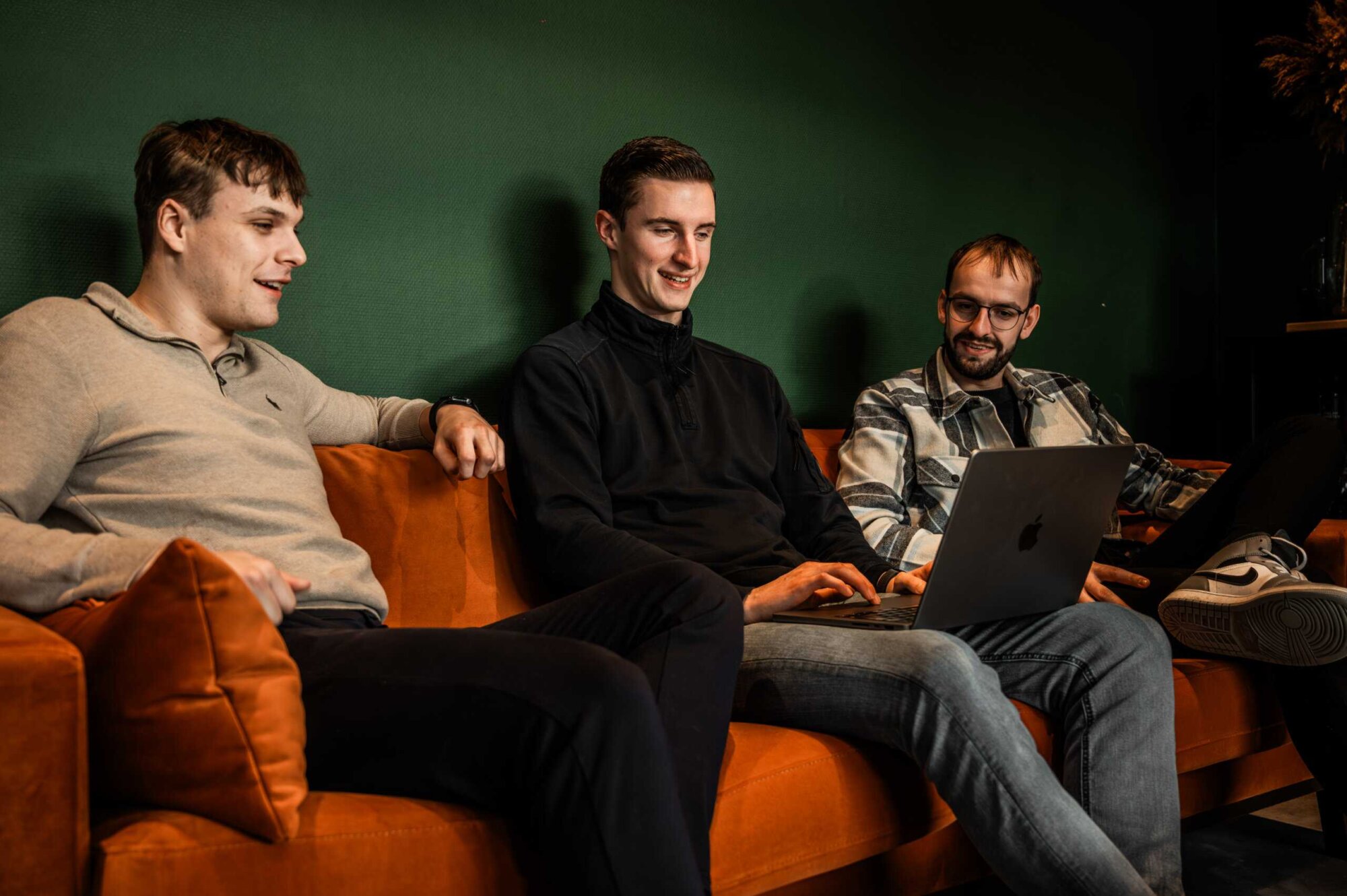 Drie Clientbox developers tijdens een overleg over urenregistratie en fouten die ze kunnen voorkomen.