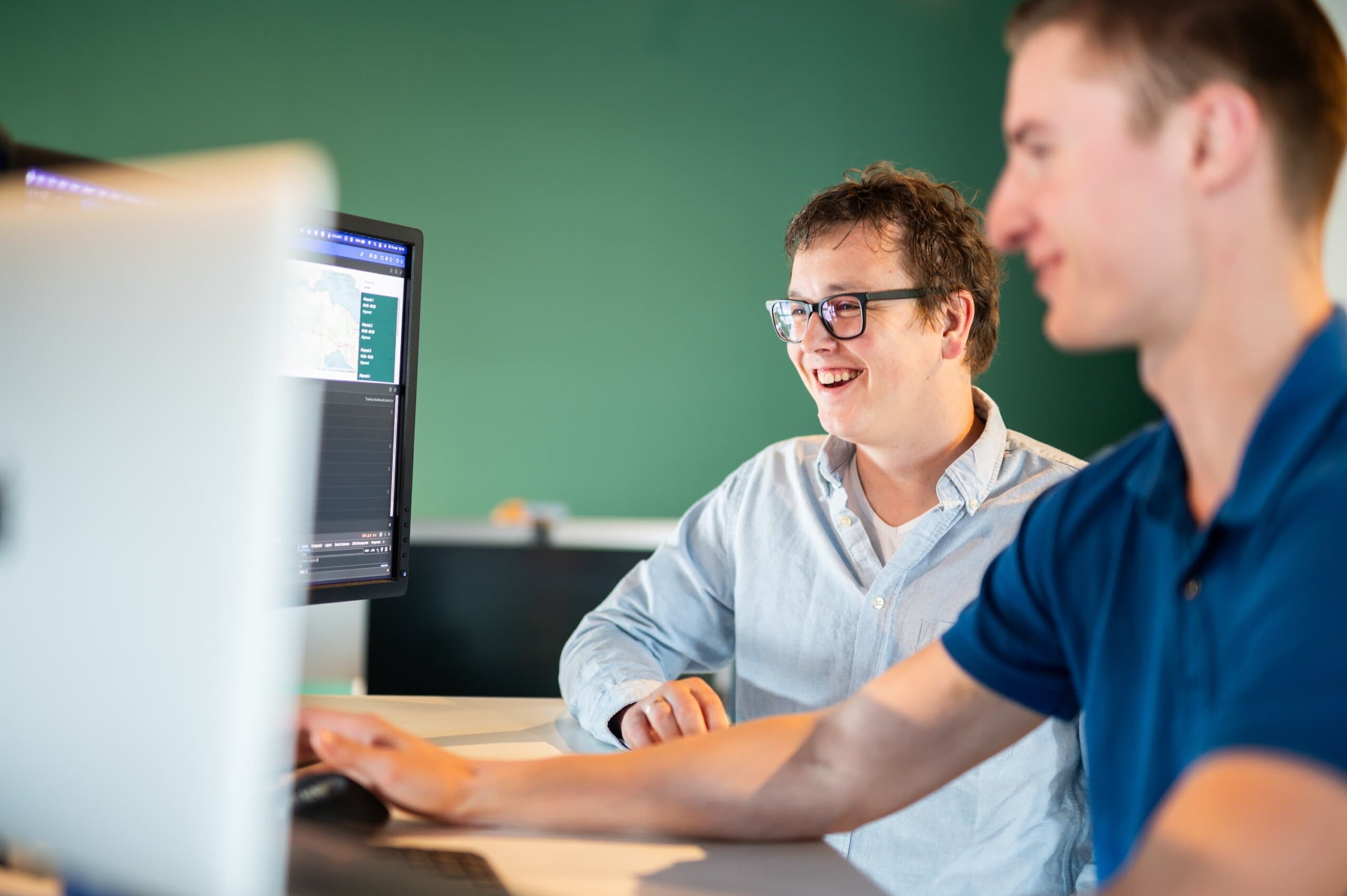 Bas en Tom van Clientbox terwijl ze facturen automatisch laten versturen.